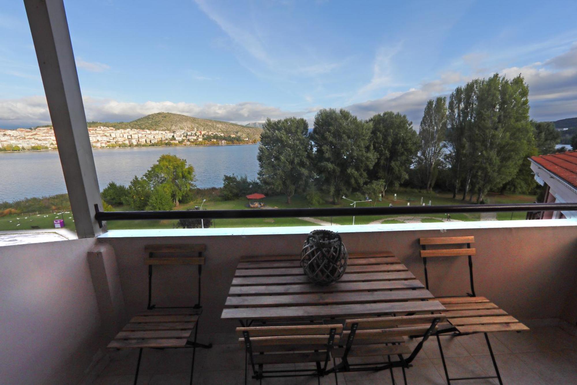 Swan Lake Front Apartment Касторія Екстер'єр фото