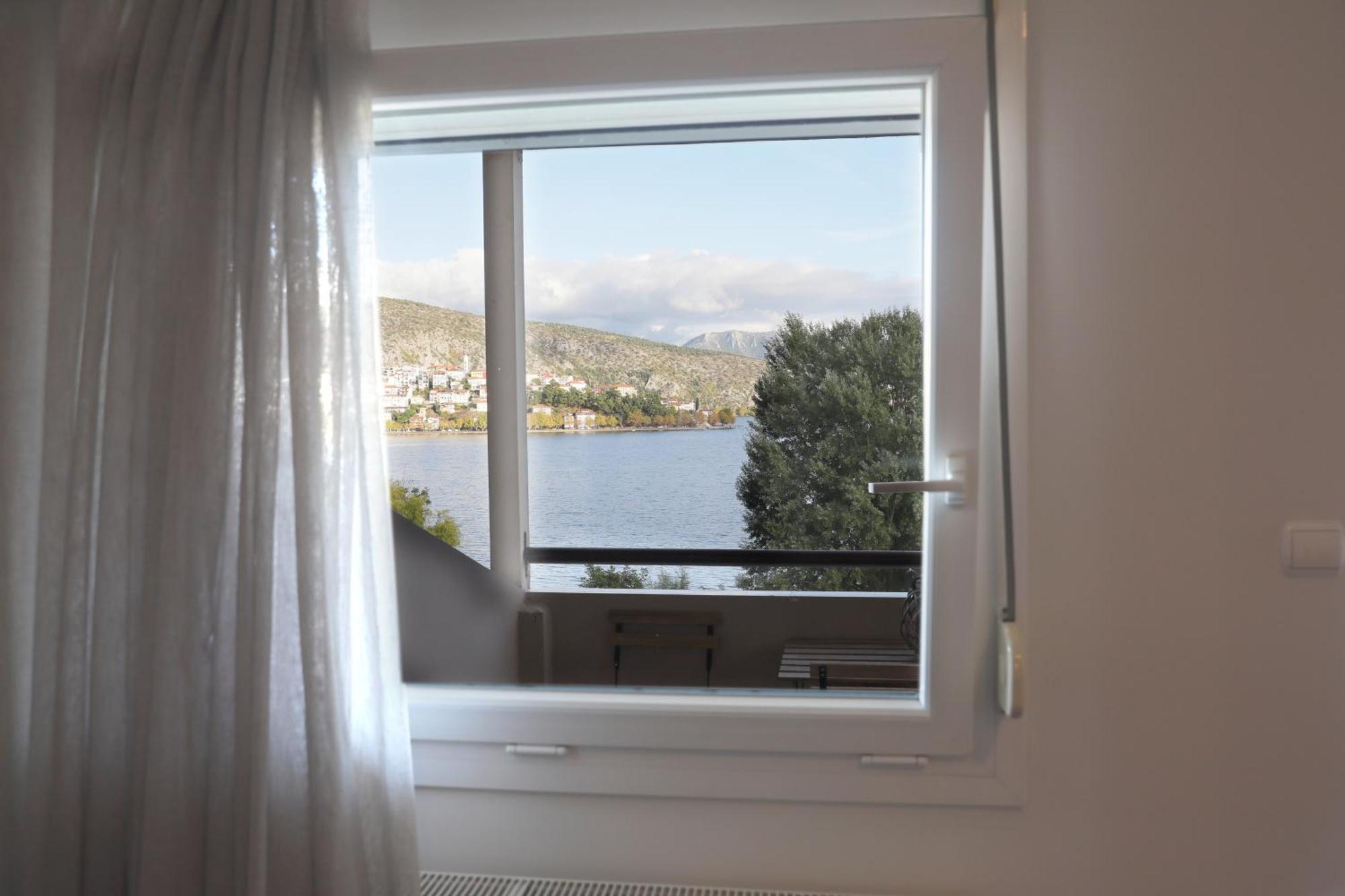 Swan Lake Front Apartment Касторія Екстер'єр фото