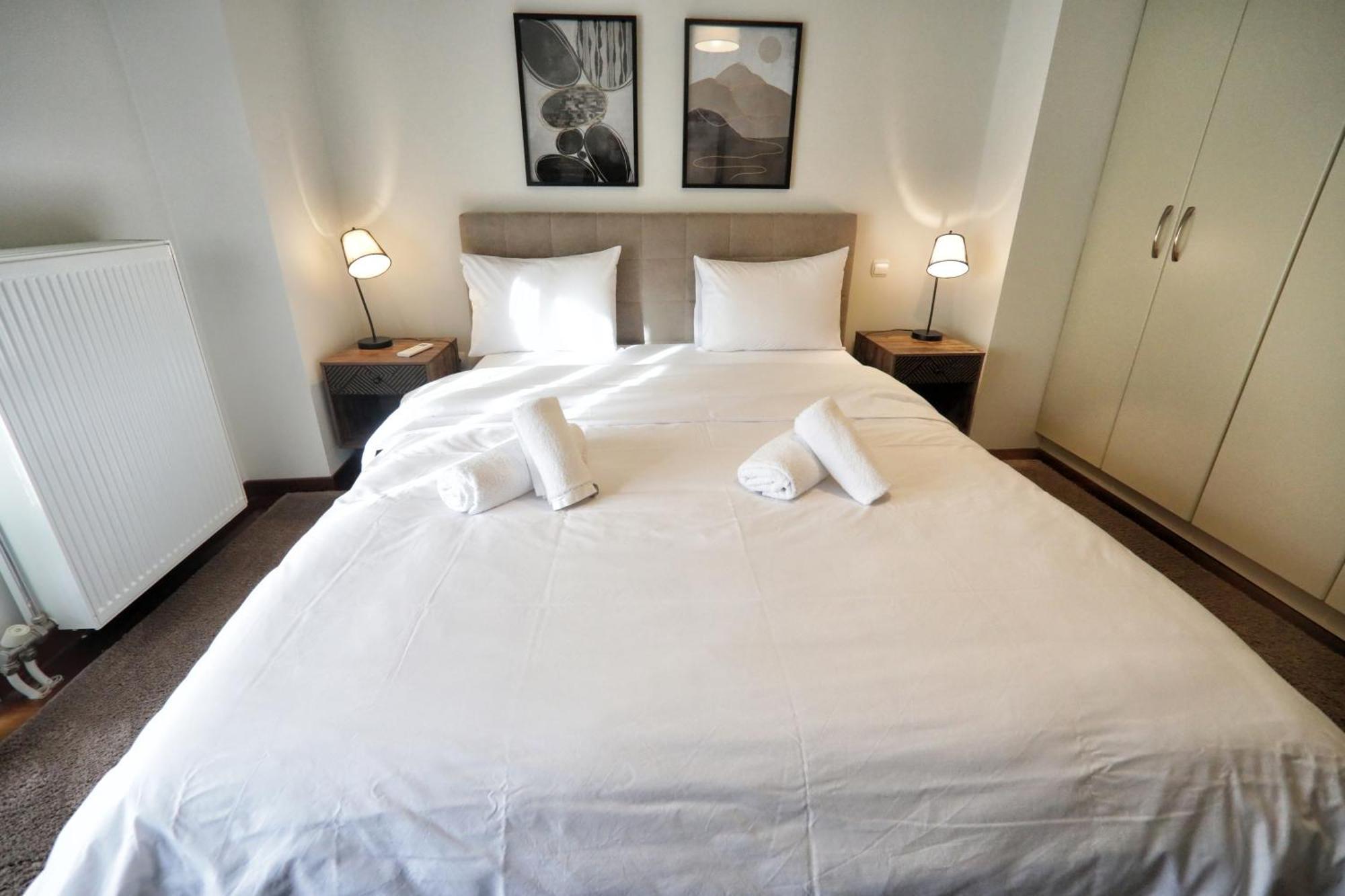 Swan Lake Front Apartment Касторія Екстер'єр фото