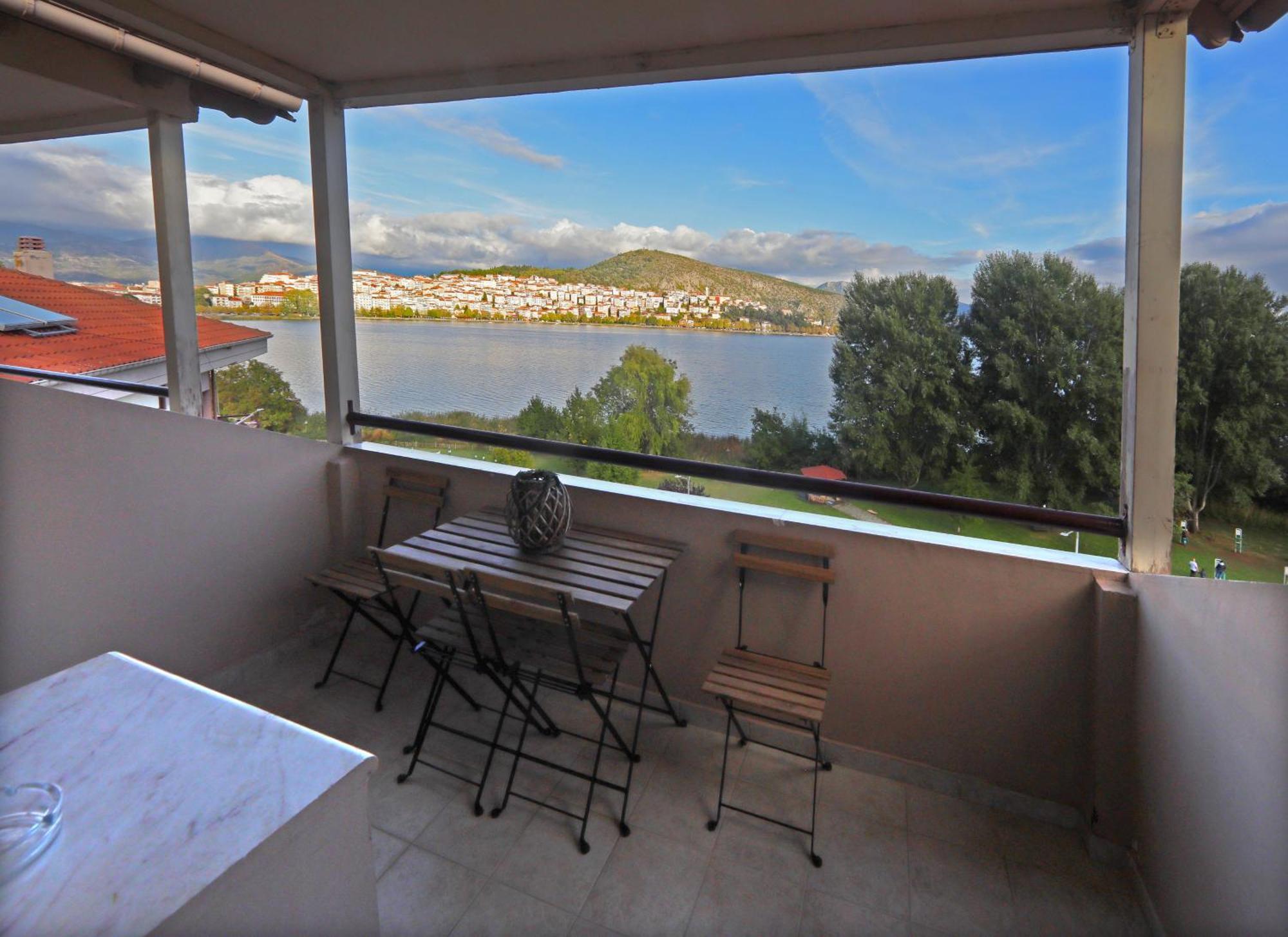 Swan Lake Front Apartment Касторія Екстер'єр фото