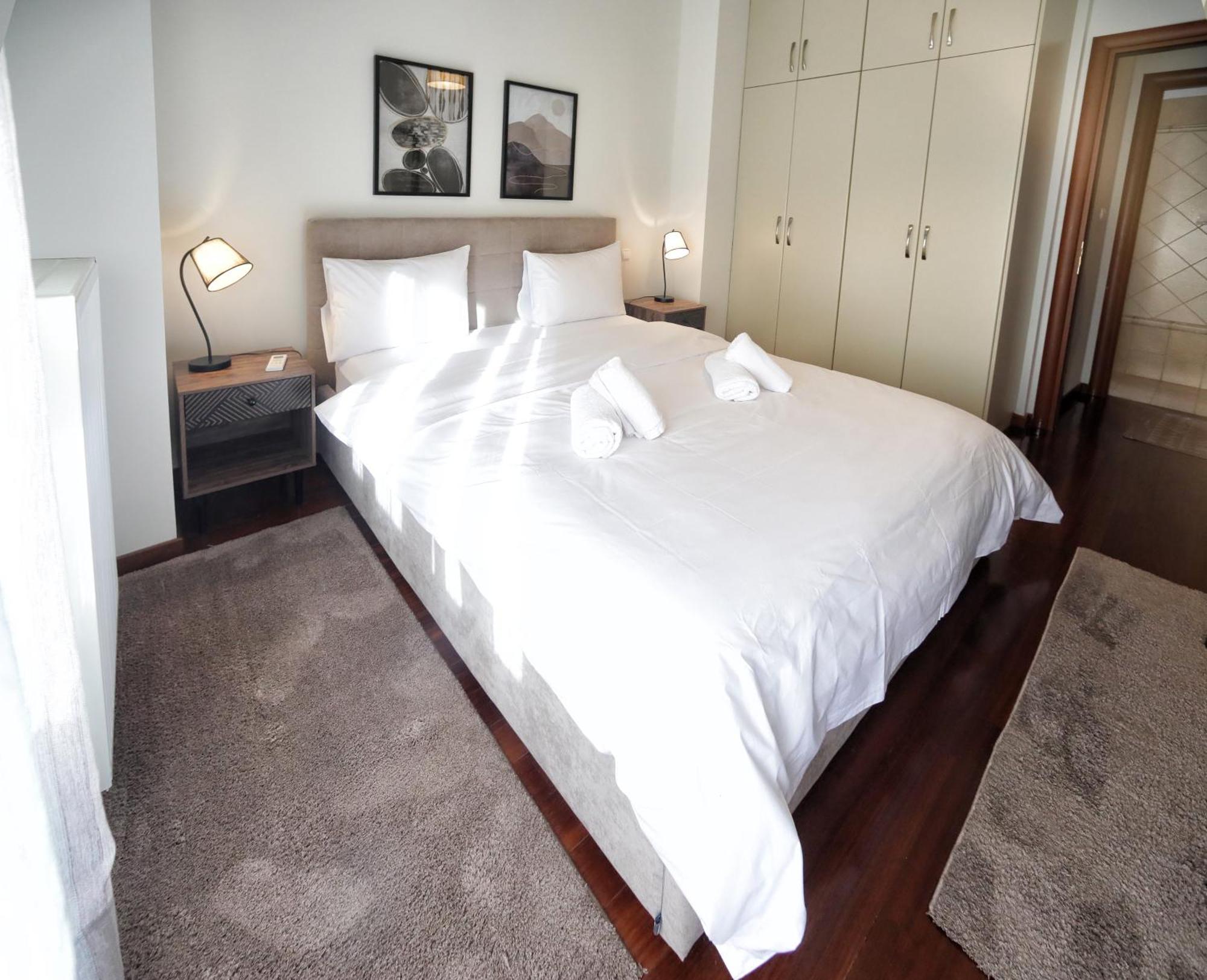Swan Lake Front Apartment Касторія Екстер'єр фото